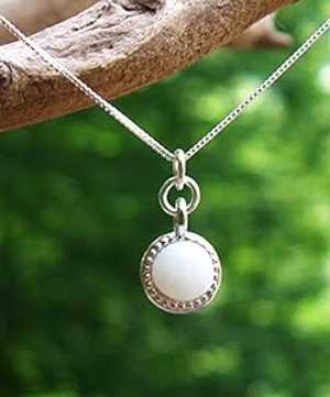 リサイクル ヴィンテージ ホワイト 1960 年代 コールド クリーム ボトル カラー ドット ネックレス Bottled Up Designs Recycled Vintage White 1960's Cold Cream Bottle Color Dot Necklace リサイクル ヴィンテージ ホワイト 1960 年代 コールド クリーム ボトル カラー ドット ネックレス Bottled Up Designs Recycled Vintage White 1960's Cold Cream Bottle Color Dot Necklace