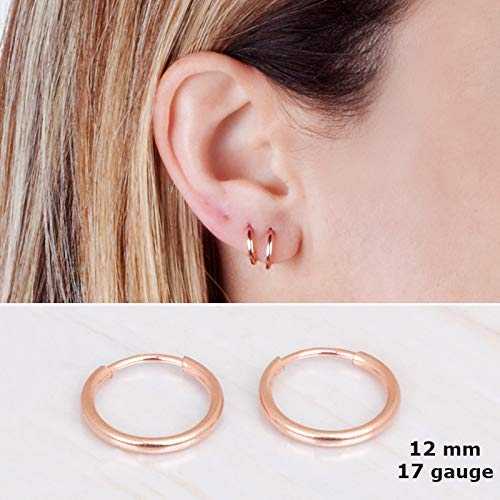 小さなローズゴールドフィルドフープイヤリング - デザイナー手作りの 12mm の繊細なフープペア Tooliks Tiny Rose Gold Filled Hoop Earrings - Designer Handmade 12mm Delicate Pair of Hoops