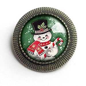 緑の背景にレトロな雪だるまお祝い休日のブローチ The Divine Iguana Retro Snowman on Green Background Festive Holiday Brooch