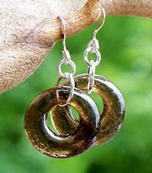 リサイクル ヴィンテージ アンバー クロロックス ボトル ガラス フープ イヤリング Bottled Up Designs Recycled Vintage Amber Clorox Bottle Glass Hoop Earrings リサイクル ヴィンテージ アンバー クロロックス ボトル ガラス フープ イヤリング Bottled Up Designs Recycled Vintage Amber Clorox Bottle Glass Hoop Earrings