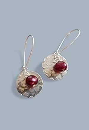 Bettina による手作り軽量レディース スモール ドロップ ディスク イヤリング クランベリー パール ビーズ付き Handmade Lightweight Womens Small Drop Disc Earrings With Cranberry Pearls Beads by Bettina