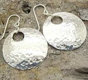 のぞき穴付きミディアムハンマースターリングシルバーディスクイヤリング Cloud Cap Jewelry Medium Hammered Sterling Si...