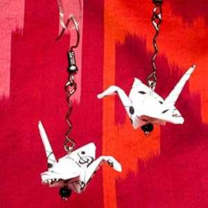 折り紙幸運の折り鶴ブラックホワイトダングルイヤリングのペア、楽譜ジュエリー、ミュージシャンギフト Dreamscape Studio Pair of Origa...