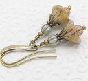 素朴なガラスの花が付いたシャビーシックなイヤリング Cloud Cap Jewelry Shabby Chic Earrings with Rustic Gla...