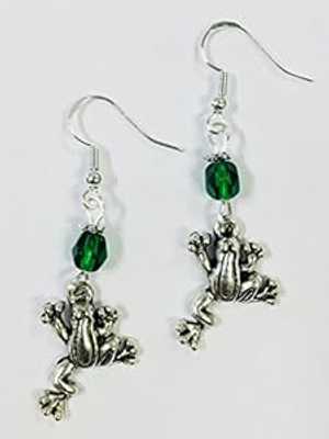 スターリングシルバーのイヤーワイヤーにファセットグリーンクリスタルのアクセントビーズが付いたカエルのイヤリング Ann Peden Jewelry Frog Earrings with faceted green crystal accent bead, on sterling silver earwires