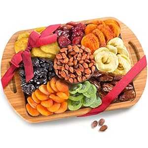 ドライフルーツとナッツを記念品の竹まな板に入れたハンドル付きサービングトレイ Golden State Fruit Dried Fruit and Nuts in Keepsake Bamboo Cutting Board Serving Tray with Handles