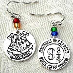 ホグワーツとプラットフォーム 9 3/4 チャーム、ハウスカラーガラスビーズ付き、非対称イヤリング、教師オタクギフト Dreamscape Studio Hog...