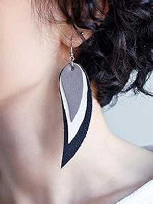 ブラック、ホワイト、グレーのフェザー レザー イヤリング、レイヤード イヤリング、トライバル イヤリング、ボヘミアン イヤリング、ダングル イヤリング、ロング イヤリング Katrinshine Black, white and grey Feather Leather Earrings, layered earr