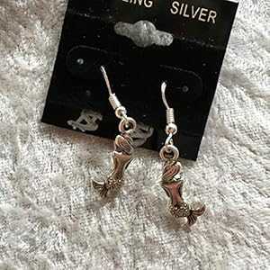 シルバートーン マーメイド チャーム ダングル イヤリング スターリング シルバー フック付き Mama Otter's Tidbits Silvertone Mermaid Charm Dangle Earrings with Sterling Silver Hooks