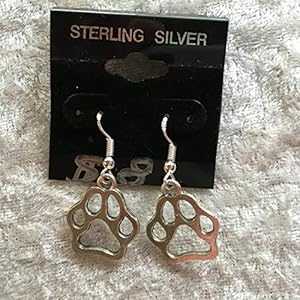 シルバートーンの足跡チャームダングルイヤリング、スターリングシルバーフック付き Mama Otter's Tidbits Silvertone Paw Print Charm Dangle Earrings with Sterling Silver Hooks シルバートーンの足跡チャームダングルイヤリング、スターリングシルバーフック付き Mama Otter's Tidbits Silvertone Paw Print Charm Dangle Earrings with Sterling Silver Hooks