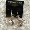 シルバートーン ハミングバード チャーム ダングル イヤリング スターリング シルバー フック付き Mama Otter's Tidbits Silvertone Hummingbird Charm Dangle Earrings with Sterling Silver Hooks(4)