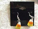 キャンディーコーン ランプ細工のガラス 秋のハロウィン ダングル イヤリング Mama Otter's Tidbits Candy Corn Lampworked Glass Fall Halloween Dangle Earrings