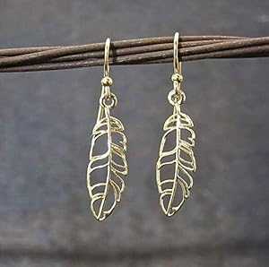 フェザーイヤリング、ゴールドダングルイヤリング、上品なイヤリング、女性や女の子へのユニークなギフト、ライトゴールドイヤリング、手作りボヘミアンジュエリー Lia...