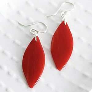 レッドクリスマスイヤリング、ステンドグラスジュエリー、スターリングシルバードロップダングル花びら、娘へのギフト Shattered Hues Red Chris...