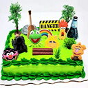 楽天Glomarketマペットの誕生日ケーキトッパーセット、カーミットとミス・ピギー、装飾テーマのアクセサリー付き Muppets Birthday Cake Topper Set Featuring Kermit and Miss Piggy with Decorative Themed Accessories