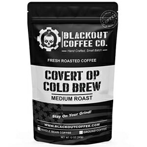 ブラックアウトコーヒー、コバートオプコールドブリューミディアムローストコーヒー、コールドブリュー、ドリップ＆プアオーバーに最適、米国で少量ロースト – 12オンスバッグ（全豆コーヒー） Blackout Coffee, Covert Op Cold Brew Medium Roast Coffee, Pe
