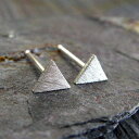 ȎOp`̃X^bhsAXBRzɐubVhX^[OVo[̃|XgWG[BAJŎ Poseidon's Booty Teeny tiny triangle stud earrings. Boho brushed sterling silver post jewelry. Handmade in the USA