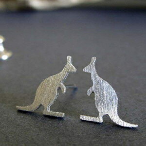 カンガルースタッドピアスブラッシュスターリングシルバーワラビーポストジュエリー。アメリカで手作り。 Poseidon 039 s Booty Kangaroo stud earrings brushed sterling silver wallaby posts jewelry. Handmade in the USA.