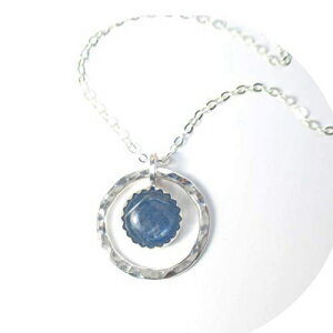 Ƃőłꂽ̉~̃y_gtĂ闕΂̃lbNX Twisted Designs Jewelry Kyanite Necklace with Hammered Silver Circle Pendant