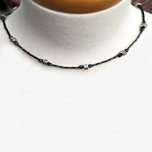 黒とアンティークシルバーの可憐なネックレス。手作り限定版 Elegant Jewelry By Dalia Black and Antique Silver Dainty Necklace. Handmade Limited Edition