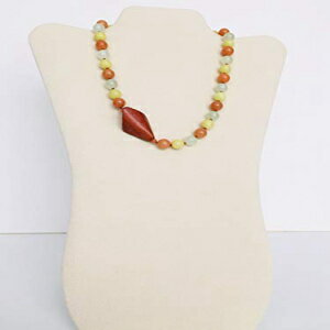 イエロー、クサノオウ グリーン、チーク フォーカルのカーネリアン ネックレス。唯一無二 Yellow, Celandine Green, Carnelian Necklace with Teak Focal. One-of-a-Kind