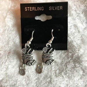 シルバートーンのクッキージャーとスターリングシルバーフック付きのクッキーチャームダングルピアス Mama Otter's Tidbits Silvertone Cookie Jar and Cookie Charm Dangle Earrings with Sterling Silver Hooks