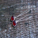 リサイクルヴィンテージ1940年代の赤いビール瓶ロングドロップチャームピアス Bottled Up Designs Recycled Vintage 1940 039 s Red Beer Bottle Long Drop Charm Earrings