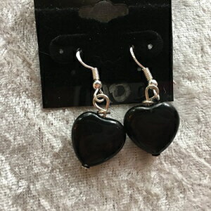 i`ubNIjLXWFXg[n[gX^[OVo[_OsAX Mama Otter's Tidbits Natural Black Onyx Gemstone Heart Sterling Silver Dangle Earrings