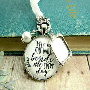 EFfBOu[PtHg`[}}Ȃׂ͖̗Ă܂zCguC_y_g̎voAtHgWG[ Wedding Bouquet Photo Charm Mom You Walk Beside Me Every Day White Bridal Pendant Mother Remembrance Memo