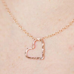 K[tĥ߂̃n}[[YS[hlbNXÂ߂̂킢Vvȃn[glbNX EllieJMaui Hammered Rose Gold Necklace for Girlfriend, Cute Simple Heart Necklaces for Women