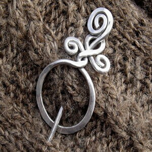 T[NEBYAcCXgV[sAA~jEZ[^[u[`AXJ[tsISjb^[YMtg Circle With A Twist Shawl Pin, Aluminum Sweater Brooch, Scarf Pin Handmade in Oregon Knitters Gift