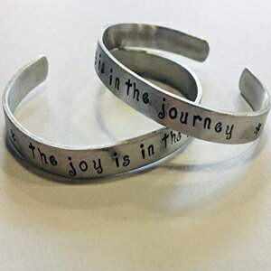 The Joy is in the JourneyAnhX^v̈p̃CXs[V^JtuXbg - s҂S̒ꂩ痷s҂ɍœKłB The Joy is in the Journey, Handstamped Quote Inspirational Cuff Bracelet - perfect for the travele