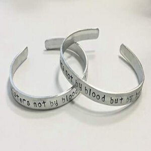 ł͂ȂSŌ΂ꂽo - qwNȗ傫ȏȃnhX^vtJtuXbg Sisters not by blood but by heart - sorority big little, handstamped cuff bracelet