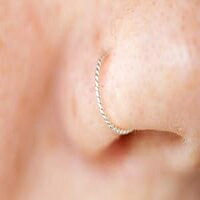 ぴったりとした薄いスターリングシルバー 21 ゲージ調節可能なノーズリング - 内径 6 ~ 7 mm EllieJMaui Snug Thin Sterling Silver 21 gauge Adjustable Nose Ring - 6-7mm inner diameter ぴったりとした薄いスターリングシルバー 21 ゲージ調節可能なノーズリング - 内径 6 ~ 7 mm EllieJMaui Snug Thin Sterling Silver 21 gauge Adjustable Nose Ring - 6-7mm inner diameter