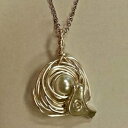 24 インチのステンレススチール リンク チェーンに白蝶貝の卵 1 個が付いた鳥の巣ペンダント Ann Peden Jewelry Bird's Nest Pendant with 1 White Pearl Egg on a 24 inch stainless steel link chain