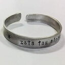Zeta Tau Alpha カフ ブレスレット - 変色しないアルミニウム製のカフに風変わりなフォントでハンドスタンプされており、正式にライセンスされています。 Ann Peden Jewelry Zeta Tau Alpha Cuff Bracelet - handstamped in a whimsical font on a no