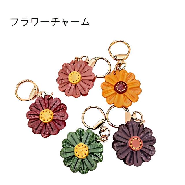商品情報素材/材質牛革100%サイズ/寸法重さ　17g高さ 5cm　横長 5cm 厚さ 0.6cm紐長さ 5.5cm*すべて一番長い部位のサイズです。紐は真っすぐにした状態の長さです。その他商品説明上質な本革を使用した、フラワーモチーフのバッグチャーム。ひとつ取り入れるだけで、シンプルなバッグに華やかさと個性をプラスします。落ち着いたカラー展開で、甘すぎず大人可愛い印象に。通勤バッグやトートバッグにも自然に馴染み、さりげないアクセントとして活躍します。リング付きで、バッグだけでなくキーリングとしても使用可能。日常使いはもちろん、ギフトにもおすすめのアイテムです。注意＊モニター発色の具合により色合いが異なる場合がございます。＊オール牛革製品のため、濡れたり、水につけたりはしないようにご注意ください。濡れた場合は素早く水気をふき取って、乾燥な場所に保管をお願いいたします。バッグチャーム 花 キーホルダー 本革 フラワーチャーム バッグチャーム レディース 花 レザー 大人可愛い 高見え 上品 軽い バッグアクセサリー 通勤 通学 おしゃれ ギフト プレゼント 女性用 大人のバッグに咲く、小さなフラワーアクセント 5