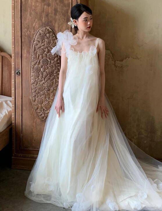 【送料無料】花びら ロング マキシ丈 ウェディングドレス 森ガール系 ゆったり ウエディングドレス ストラップ キャミソール 右肩に造花 フリル 後ろが長い トレーン フリル ドレス 裾にお花 ふわふわ 可愛い スイート 結婚式 披露宴 ドレス パーティー ドレス ホワイト