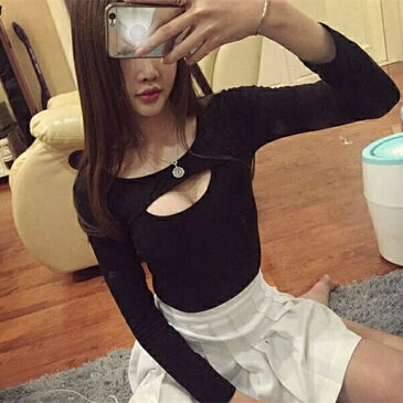 胸開きタートルネック セーター レディース ホワイト ブラック セクシー トップス 長袖 カットda028wywyx0