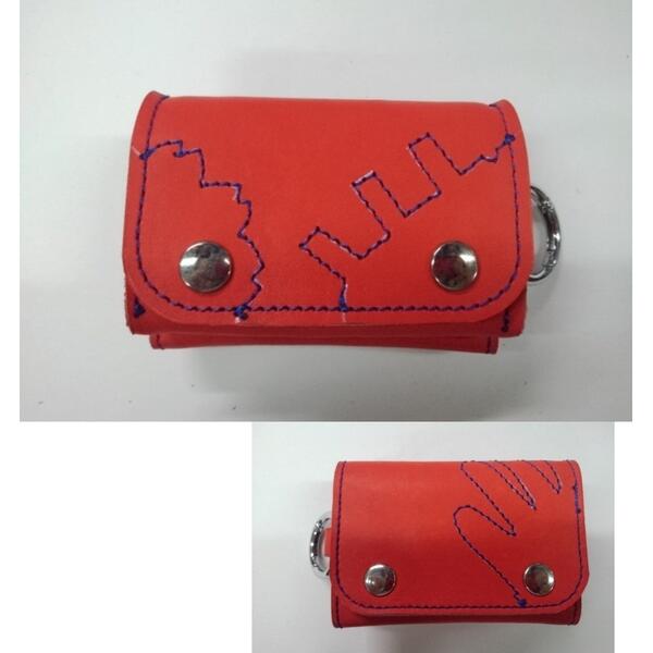 野球グローブの革製　 コンパクトウォレット　三つ折り財布　レッドXブルーステッチ