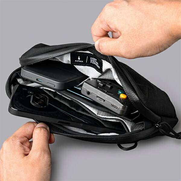 ＼店内、マラソンSALE開催中／ アルパカ ALPAKA スリング/ショルダー バッグ FLIGHT POUCH PRO 0.7L ミニバッグ ハンドバッグ ポーチ 3WAY仕様 コンパクト鞄 斜め掛け 軽量 撥水 通勤 通学 トラベル デイリーユース ミニマル メンズ レディース glv-p5-10050284 CampHolic サンプル画像3