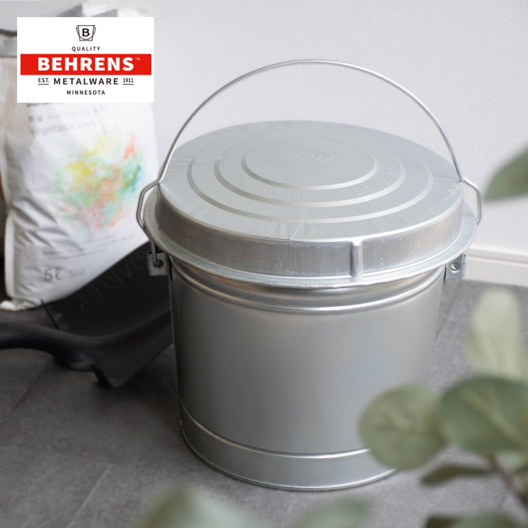 BEHRENS 6ガロンバケット（ふた付き） 本体 サイズ W38×D36×H29cm 容量 約23L 重量 約1.72kg ブランド BEHRENS（ベーレンス） 生産国 アメリカ 素材 ガルバメッキスチール製 仕様 ふた付き（ロック機能付きワイヤーハンドル） 特徴 ■ 屋外での使用にも適し、耐久性と強度に優れたガルバメッキスチール製バケット ■ ふたをロックするワイヤーハンドル ■ 缶を地面から離すオフセット底部 ■ 蓋付きなのでバケツはもちろんペットフードや飼料などの保存にも 注意事項 ※製品は完全防水ではありません。水溜めにはご利用頂けません。 ※ 予告なく仕様変更となる場合がございます。 ※ 重量は無作為抽出の実測値です。 ※ サイズは製品の特性上、多少の個体差があります。 輸入品・海外製品の特性について 輸入製品の為、多少のキズやスレなどが御座います。 バリなどの鋭利な部分がある場合がございます。 製品の特性上、メッキの塗りムラなどがあります。 歪みやがたつきが見られます。 お取り扱いについて 屋外での使用にも適し、耐久性と強度に優れています。 バケツとしてはもちろん、ペットフードや飼料などの保存にもご使用いただけます。 本製品は完全防水ではありません。水溜めにはご利用いただけませんのでご注意ください。使用後は水を抜いての保管を推奨しております。 本来の用途以外でのご使用はお控えください。 納期・在庫について 本商品は複数の販売部門で在庫を共有しております。都度、在庫調整を行っておりますが、タイミングにより在庫にずれが生じることがあります。在庫数更新が間に合わずご注文頂いた商品が欠品となる場合もございます。その際は、改めてメールにて、ご連絡を差し上げますので、お手数ですがご確認下さい。メールにて、ご連絡を差し上げる期日までにご回答をいただけない場合は、ご注文をキャンセルさせていただきます。 納期情報につきまして、ご注文の混雑状況などにより、多少前後する場合がございます。 ご注文、お届けに関しまして 万一、破損・汚損の際は、必ず到着より一週間以内にご連絡下さい。在庫状況により交換品がすぐにご用意出来ず、お届けまでお時間を頂くことがございます。 商品画像について 商品画像は現品に近づけておりますが、個体差や表示環境により色味や質感が異なる場合があります。