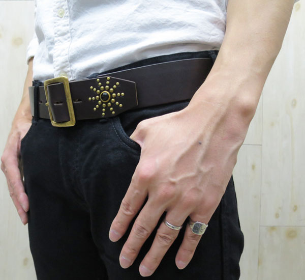 【神戸正規店　GMMSTORE別注カラー】 HTC USA # ENDONLY LEATHER BELT ＃36351　エンドオンリースタッズレザーベルト 幅:1.75インチ[約4.4cm]【 ダークブラウンレザー/ブラックストーン/ブラススタッズ 】ヴィンテージ加工　htc スタッズベルト