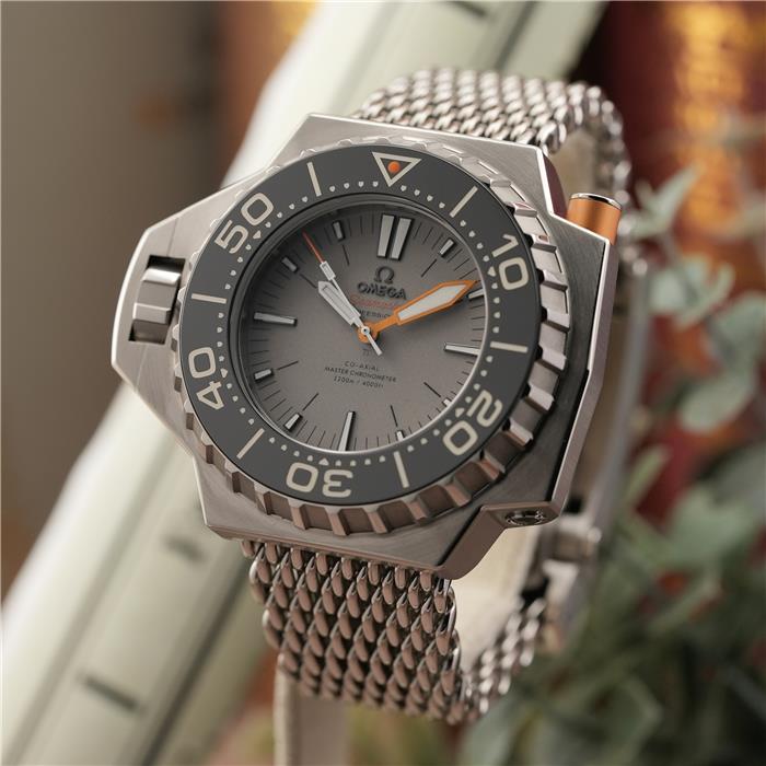 おすすめポイントオメガ シーマスター プロプロフ 1200m 227.90.55.21.99.001 OMEGA1200mの驚異的な防水性と、巨大なケースが存在感を放つ「プロプロフ」。ケース右側面に取り付けられたオレンジ色の「ベゼルセキュリ...