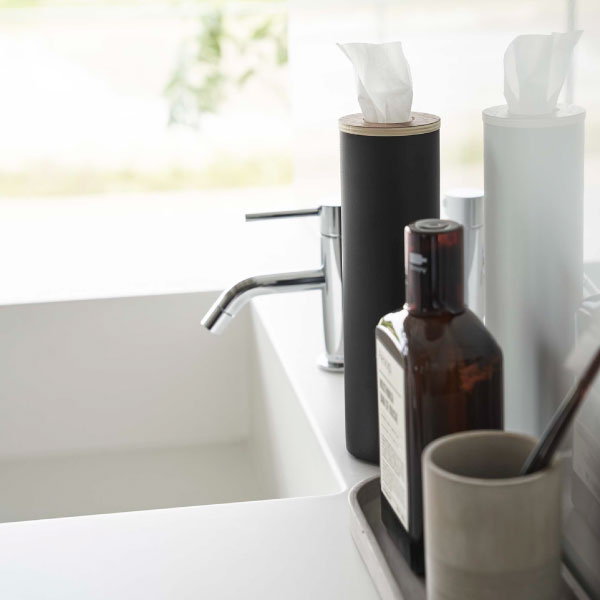 ティッシュケース おしゃれ ヤマザキ インテリア雑貨 車用 筒型 木 蓋 Sサイズ 生活感 水回り 縦型 公式 リビング パッキン付き 市販 モノトーン 北欧 台所 卓上 新商品 日用品 コンパクト 天然木 水強い yamazaki( ボトル型ティッシュケース S リン RIN 山崎実業 )