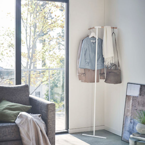 ハンガーラック コート掛け ポールハンガー おしゃれ 洋服掛け 洋服ハンガー 衣類ハンガー 天然木製 スリム 省スペース 約幅50cm 壁かけ リビング 玄関 衣類収納 壁面収納雑貨 インテリア雑貨 北欧 yamazaki( 山崎実業 立て掛けコーナーコートハンガー タワー tower )