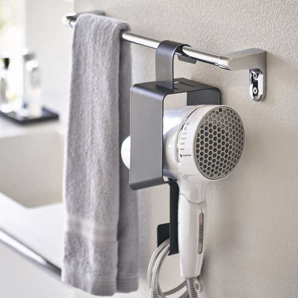 ドライヤーホルダー 壁面収納雑貨 おしゃれ ドライヤー収納 ドライヤースタンド スリム 省スペース タオルバー 吊り下げ収納 洗面所 サニタリー インテリア雑貨 北欧 シンプル ホワイト ブラック 白 黒 yamazaki( 山崎実業 引っ掛けドライヤーホルダー タワー tower )