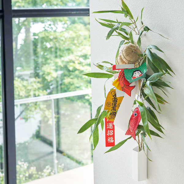 神棚 壁掛け 公式 縁起物 収納ホルダー タワーシリーズ お正月 壁面収納雑貨 コンパクト towerシリーズ おしゃれ 新商品 リビング 一輪挿し 新作 穴あけ不要 ヤマザキ 飾り台 yamazaki モダン 酉の市 スリム 笹飾り 開運( 熊手&福笹ホルダー タワー tower 山崎実業 )