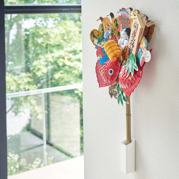 神棚 壁掛け 公式 縁起物 収納ホルダー タワーシリーズ お正月 壁面収納雑貨 コンパクト towerシリーズ おしゃれ 新商品 リビング 一輪挿し 新作 穴あけ不要 ヤマザキ 飾り台 yamazaki モダン 酉の市 スリム 笹飾り 開運( 熊手&福笹ホルダー タワー tower 山崎実業 )