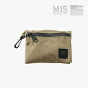 DISCRIPTION -製品説明- ユニセックス W SMALL POUCH 2014年にLos Angelesで誕生したMIS。 カリフォルニア州内のアメリカ国防省が定めた軍用基準(MIL-SPEC)に対応した指定ファクトリーで生産をされています。 ファブリック、バックル、ウェビングテープ、ファスナーなど、すべての素材がMADE IN USAのMIL-SPECに対応した物を使用しています。 あらゆる極地で対応可能な強靭な耐久性は当然のことながら、そこにデザイン性を融合させる事でタウンユースにアップデートされています。 ブランドの語源でもある ”Make It Simple” シンプルであることにデザインの重点をおき、洗練されたフォルムのバッグを作り続けています。 ◇ベルクロにて留められている両面に収納をもつミニポーチ ◇カードやカギ、小物を仕分けするのにちょうどいいサイズ感 ◇止水zipを採用しているので、多少の雨ならzip面からの浸水を防ぐことが可能 ◇MIS-1039 TACTICAL KEY STRAPやその他トートバッグなどに合わせて使用すると更に便利 ◇『MIS-1039 TACTICAL KEY STRAP BLACK』、『MIS-1040 W SMALL POUCH BLACK』、『MIS-1041 EW SOFT CASE BLACK』の3点コンプリートスタイルがオススメです。 DETAIL -詳細- 《本体》　ナイロン 《高さx幅(約)》　10.0cmx12.5cm 《重　量》　約36g 《生産国》　　USA 《注意事項》 こちらの商品は実店舗からの取り寄せの在庫も含む為、次のような事がある場合がございます。 ※1.靴箱の破損や色あせ ※2.靴箱内の包装用紙破れ、商品タグなどが無い状態 ※3.製造上のボンドの付着 尚、実店舗から取り寄せの商品は検品を行って販売可能な商品であります。 その為、商品の状態はお任せ頂けますよう予めご了承下さい。 SIMILAR ITEMS -関連商品- 《ユニセックス》 《ユニセックス》 《ユニセックス》 《ユニセックス》 《ユニセックス》 ≫ MIS　一覧はこちら ≪ メーカー希望小売価格はメーカーカタログに基づいて掲載しています